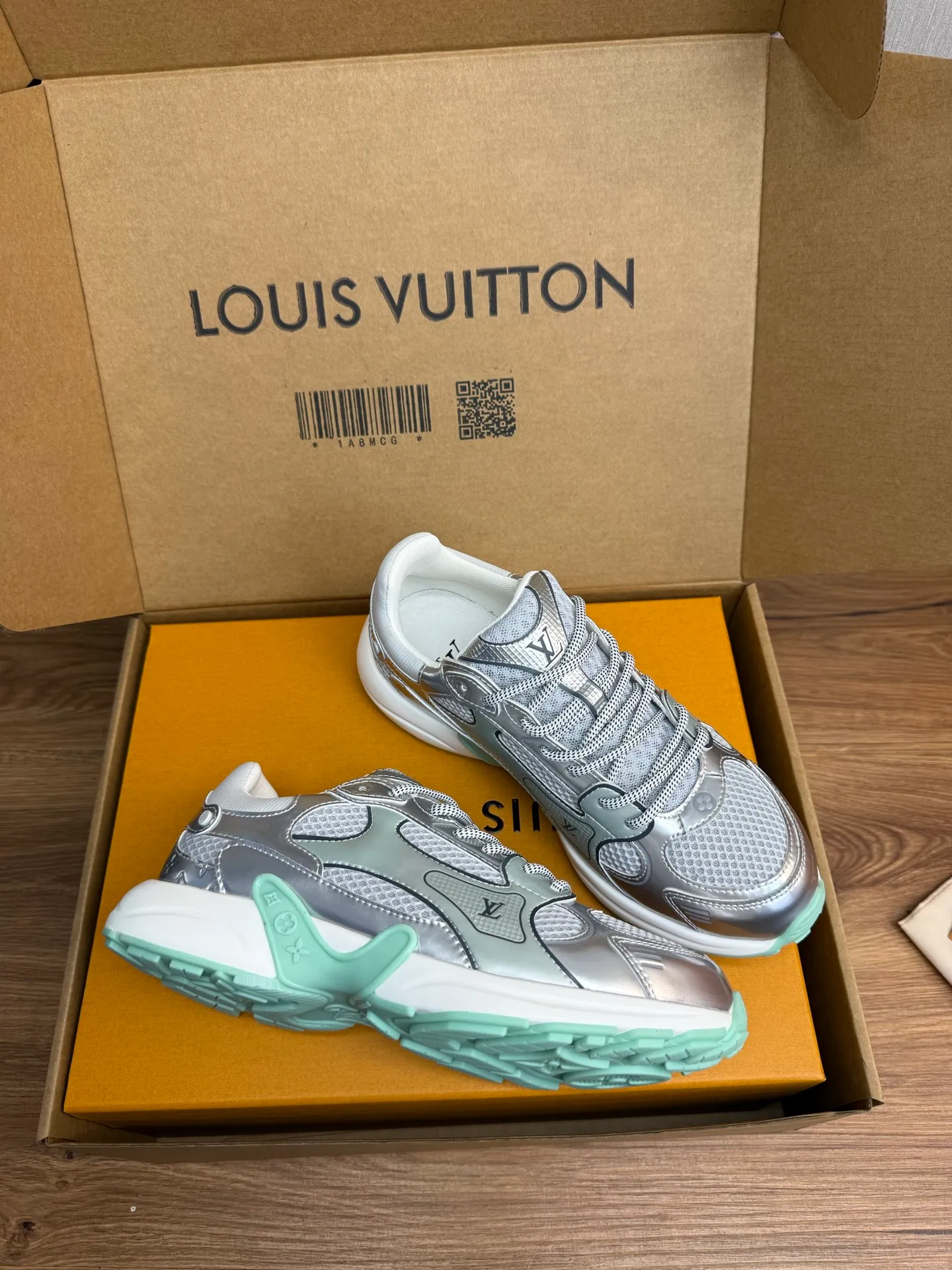 Men's shoes 💰600💰 🌈LV | Louis Vuitton 2025𝐬𝐬 🧡💚2025 spring and summer new style top version‼ ️The original version is the same. The counter specializes in the latest casual shoes. Hard goods are new🆕 🔥🔥🔥Top version: Couple model LV Louis Vuitton L House Donkey brand The latest Olympia series Couple model Silver Horn King Casual sneakers Running shoes This LV Olympia sneaker combines mesh fabric and metallic synthetic leather and other technical fabrics to reinterpret the classic running shoe design with a neat and simple design. Lightweight EVA outsole provides a stretchy fit. Rich details such as Monogram embossing and LV letters establish recognition. Exquisite packaging at the delivery counter 🛍📦 ▪️Fabrics: Original imported technical fabric + mesh ▪️Inner lining: Original customized breathable mesh ▪️Sole: Original molded rubber foam material ▪️Sole thickness: 3.5CM ▪️Size: 35--45 (customized for women 40 and men 45)